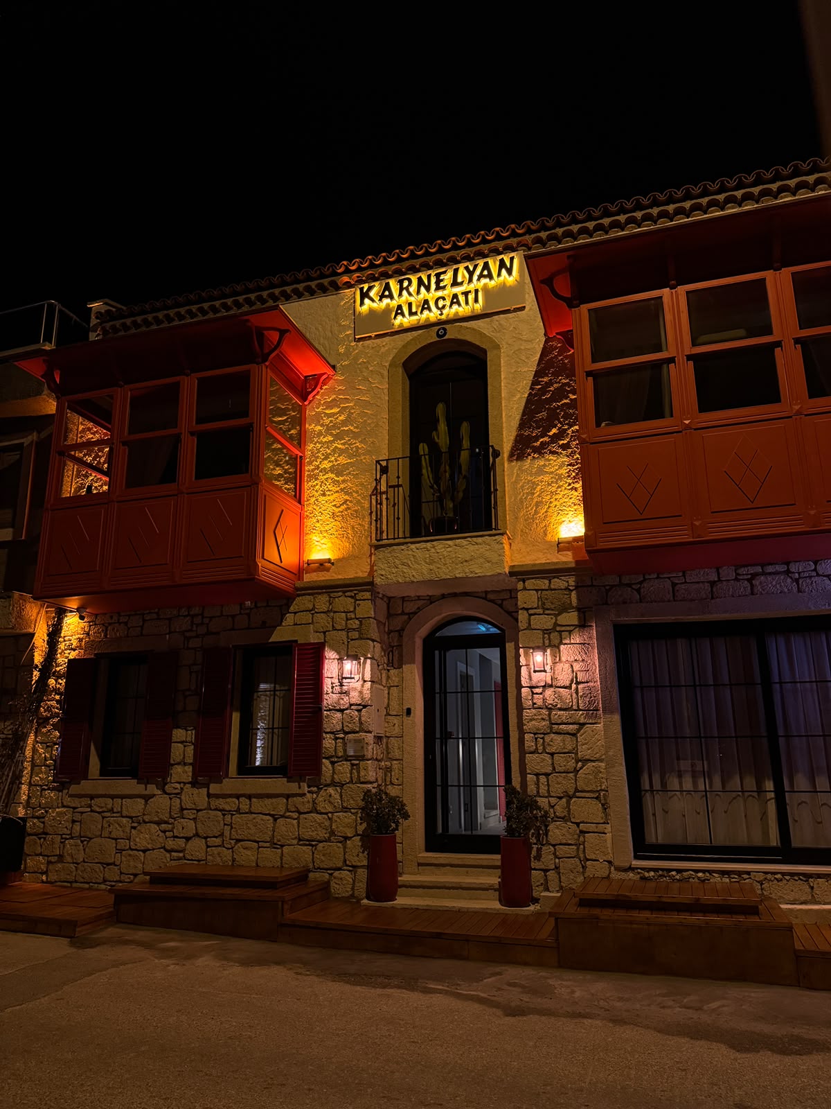 Otel cephesi — gece
